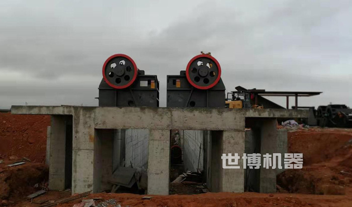 顎式破碎機(jī)安裝現(xiàn)場(chǎng) 顎式破碎機(jī)安裝現(xiàn)場(chǎng)