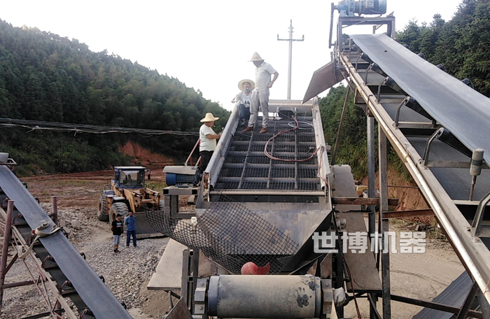 振動(dòng)篩的安裝現(xiàn)場(chǎng) 振動(dòng)篩的安裝現(xiàn)場(chǎng)