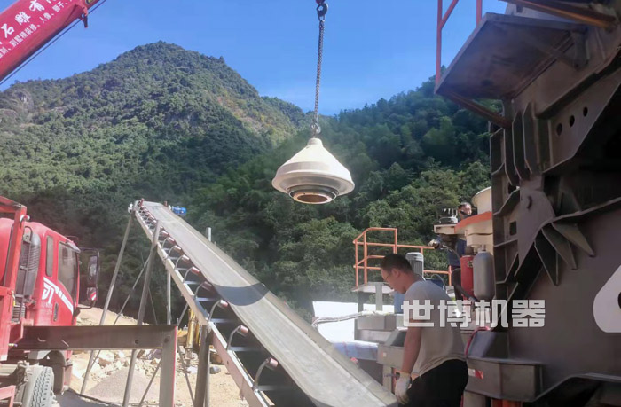 圓錐破碎機動錐正在吊裝 圓錐破碎機動錐正在吊裝