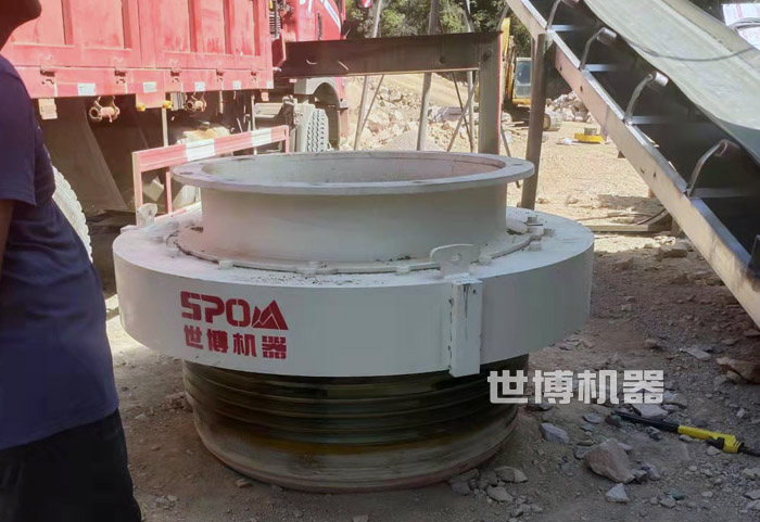 圓錐破碎機安裝現(xiàn)場 圓錐破碎機安裝現(xiàn)場