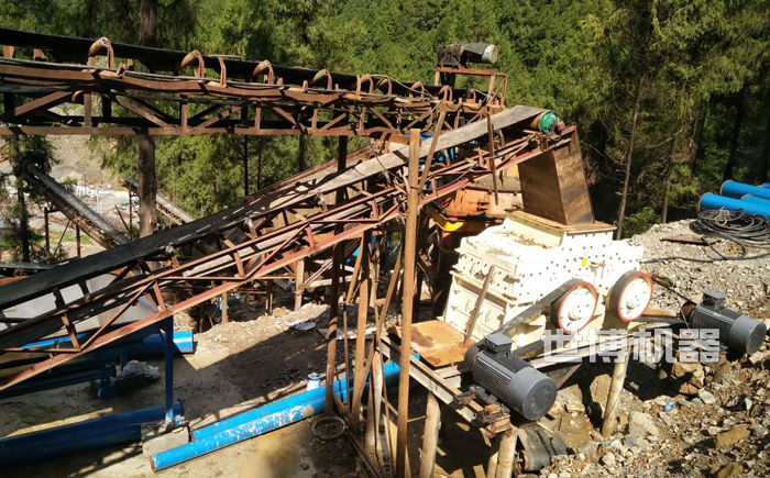 兩百噸每小時產(chǎn)量的雙轉子錘頭式制砂機安裝現(xiàn)場 兩百噸每小時產(chǎn)量的雙轉子錘頭式制砂機安裝現(xiàn)場