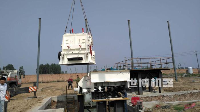 礦山用破碎機(jī)安裝現(xiàn)場 礦山用破碎機(jī)安裝現(xiàn)場