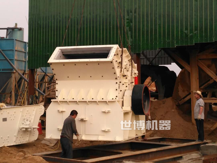 1818細(xì)碎機(jī)吊裝現(xiàn)場(chǎng) 1818細(xì)碎機(jī)吊裝現(xiàn)場(chǎng)