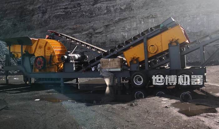 移動式三合一重錘破碎機安裝現(xiàn)場 移動式三合一重錘破碎機安裝現(xiàn)場