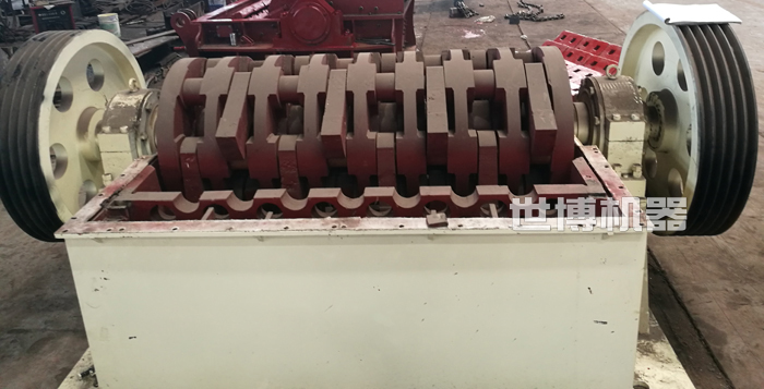 重錘式破碎機內(nèi)部結(jié)構(gòu)圖 重錘式破碎機內(nèi)部結(jié)構(gòu)圖