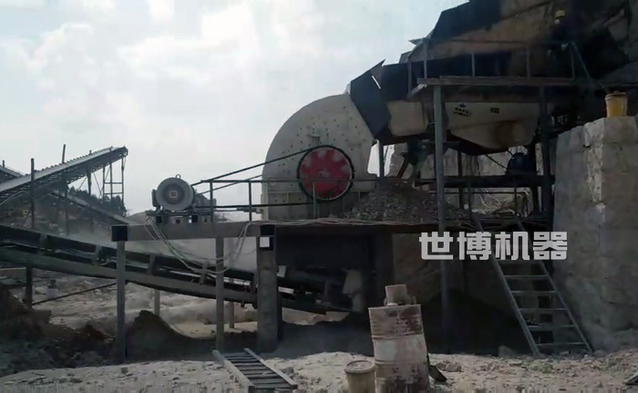 重錘式破碎機(jī)工作現(xiàn)場