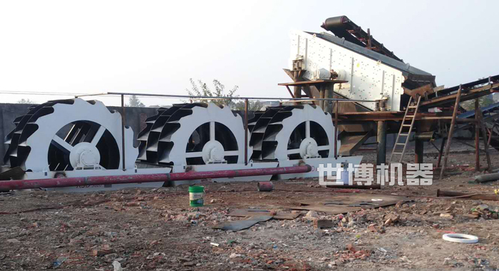 三臺(tái)串聯(lián)輪斗洗砂機(jī)安裝現(xiàn)場 三臺(tái)串聯(lián)輪斗洗砂機(jī)安裝現(xiàn)場