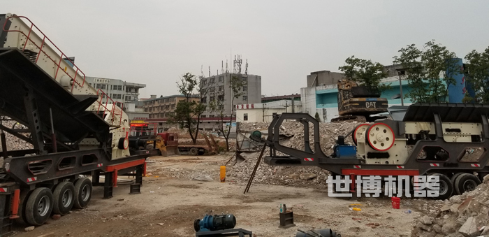 輪胎式破碎站工作現(xiàn)場 輪胎式破碎站工作現(xiàn)場