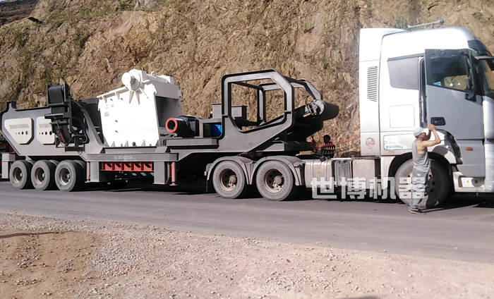 移動(dòng)式鄂破站發(fā)貨途中 移動(dòng)式鄂破站發(fā)貨途中