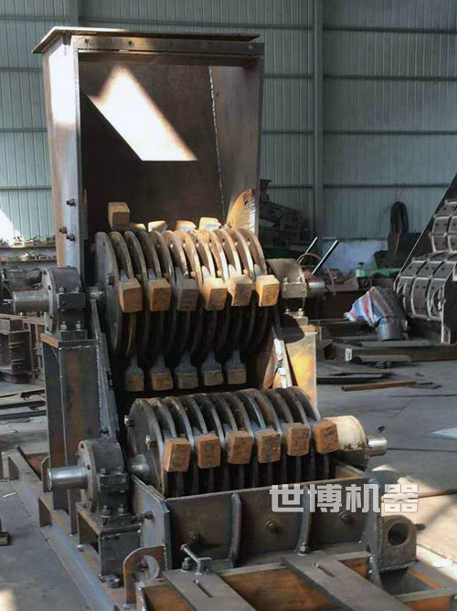 立式雙級錘式破碎機(jī)內(nèi)部結(jié)構(gòu)圖 立式雙級錘式破碎機(jī)內(nèi)部結(jié)構(gòu)圖