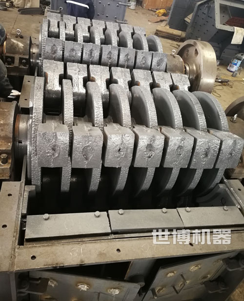 臥式雙轉(zhuǎn)子錘式破碎機(jī)內(nèi)部結(jié)構(gòu) 臥式雙轉(zhuǎn)子錘式破碎機(jī)內(nèi)部結(jié)構(gòu)