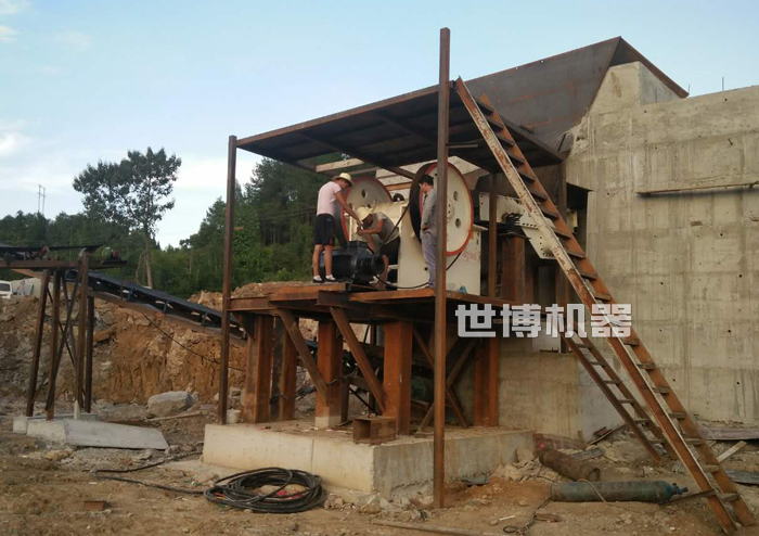 顎式細(xì)碎機(jī)安裝現(xiàn)場(chǎng) 顎式細(xì)碎機(jī)安裝現(xiàn)場(chǎng)