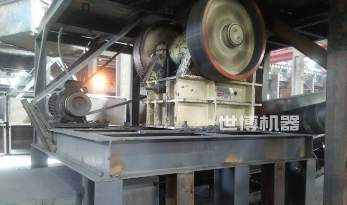 顎式破碎機用來破碎原煤工作現場 顎式破碎機用來破碎原煤工作現場