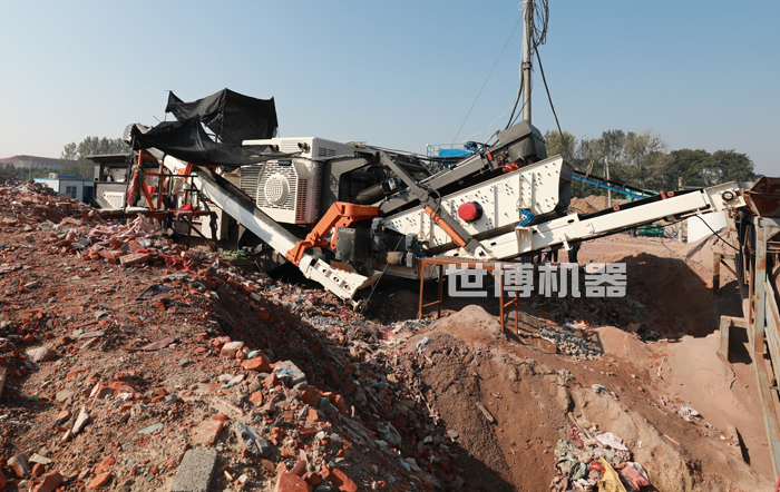 履帶式碎石機(jī)破碎建筑垃圾工作現(xiàn)場 履帶式碎石機(jī)破碎建筑垃圾工作現(xiàn)場