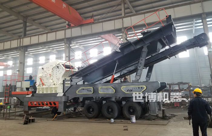 帶傳送帶的輪胎式反擊破篩分站 帶傳送帶的輪胎式反擊破篩分站