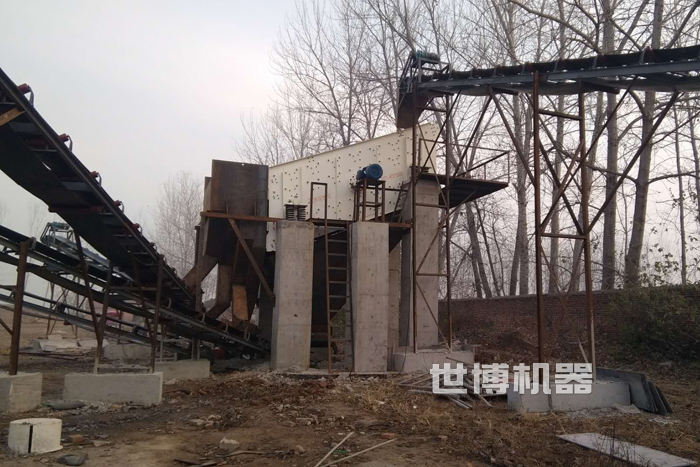 沙場振動篩篩沙機安裝現(xiàn)場 沙場振動篩篩沙機安裝現(xiàn)場