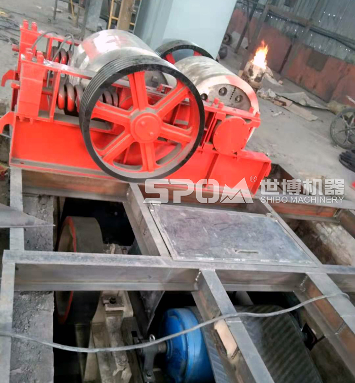 對輥式制砂機工作現(xiàn)場 對輥式制砂機工作現(xiàn)場