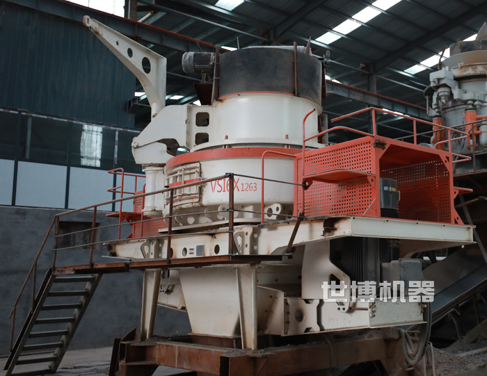 第三代制砂機(jī)安裝現(xiàn)場 第三代制砂機(jī)安裝現(xiàn)場