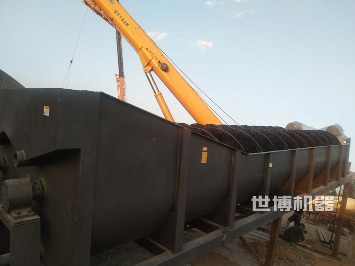 XL1120洗砂機(jī)正在吊裝 XL1120洗砂機(jī)正在吊裝