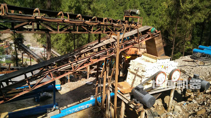 臥式破碎機(jī)安裝現(xiàn)場(chǎng) 臥式破碎機(jī)安裝現(xiàn)場(chǎng)