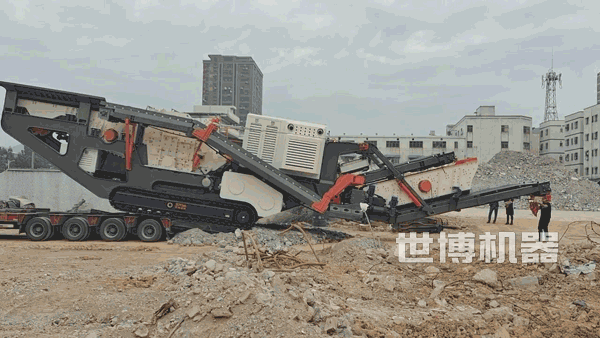 移動(dòng)履帶破碎站從板車上開下來 移動(dòng)履帶破碎站從板車上開下來