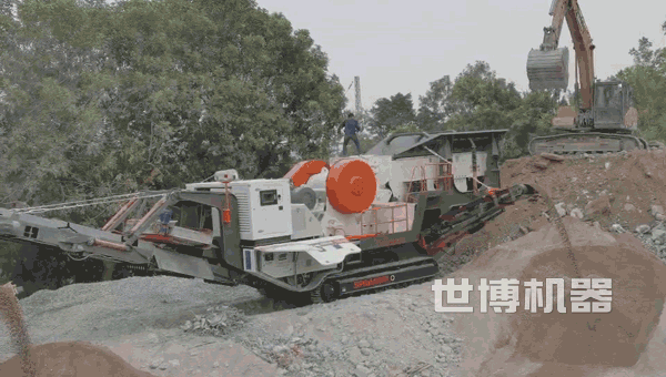 履帶式移動(dòng)破碎機(jī)工作現(xiàn)場 履帶式移動(dòng)破碎機(jī)工作現(xiàn)場