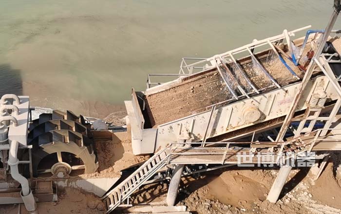 水輪式洗砂機工作現(xiàn)場 水輪式洗砂機工作現(xiàn)場