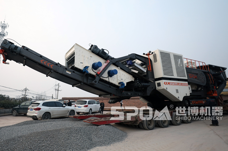 履帶式破碎站客戶卸車現(xiàn)場(chǎng) 履帶式破碎站客戶卸車現(xiàn)場(chǎng)