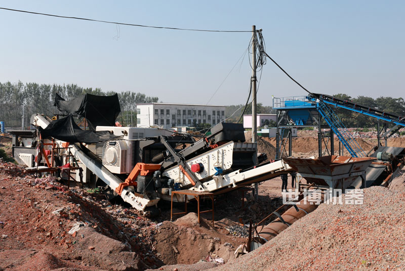 履帶式破碎站破碎建筑垃圾現(xiàn)場圖 履帶式破碎站破碎建筑垃圾現(xiàn)場圖