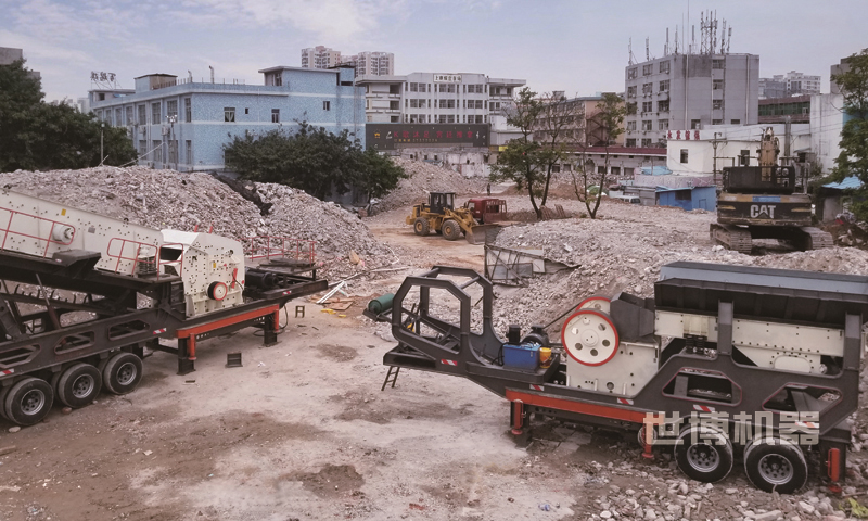 輪胎式破碎站破碎建筑垃圾現(xiàn)場圖 輪胎式破碎站破碎建筑垃圾現(xiàn)場圖