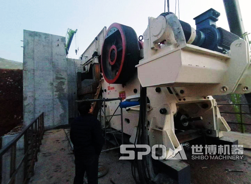 JC210大型顎式破碎機(jī)安裝現(xiàn)場(chǎng) JC210大型顎式破碎機(jī)安裝現(xiàn)場(chǎng)