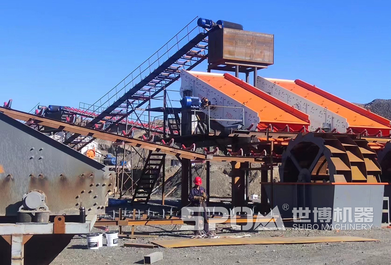 振動(dòng)篩與大型洗砂機(jī)安裝現(xiàn)場 振動(dòng)篩與大型洗砂機(jī)安裝現(xiàn)場