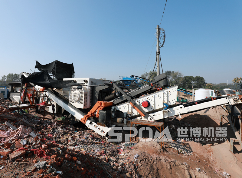 履帶式建筑垃圾破碎站工作現(xiàn)場(chǎng) 履帶式建筑垃圾破碎站工作現(xiàn)場(chǎng)