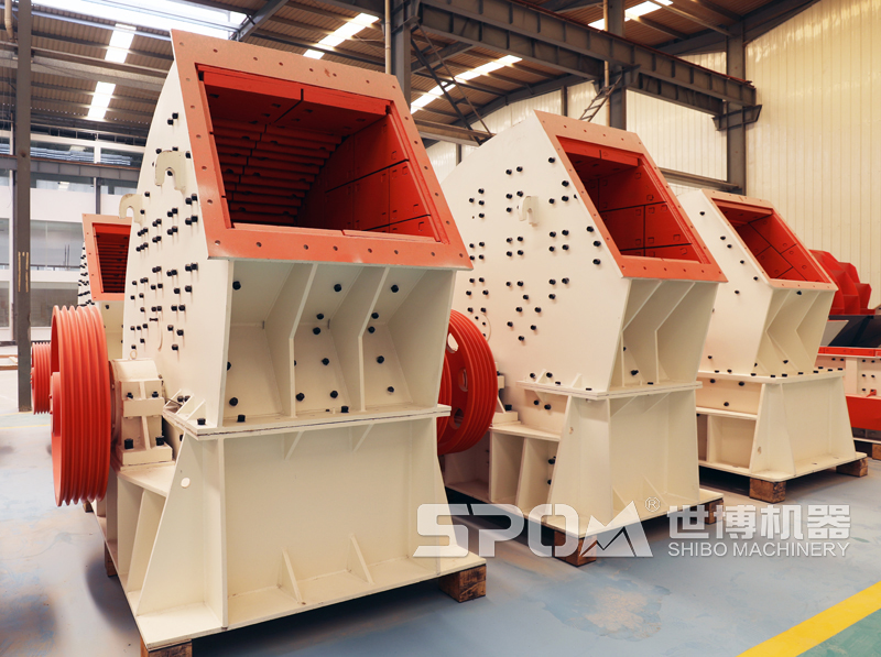 大錘式破碎機(jī)的生產(chǎn)車間 大錘式破碎機(jī)的生產(chǎn)車間