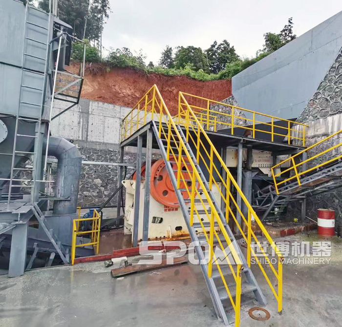 顎式破碎機(jī)配套除塵器安裝現(xiàn)場 顎式破碎機(jī)配套除塵器安裝現(xiàn)場