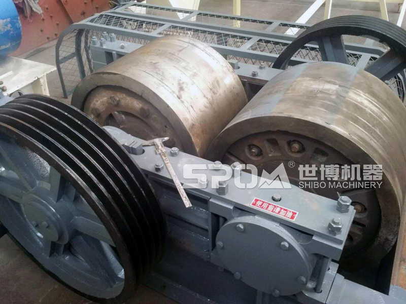 大型對輥式破碎機(對輥制砂機)結(jié)構(gòu) 大型對輥式破碎機(對輥制砂機)結(jié)構(gòu)
