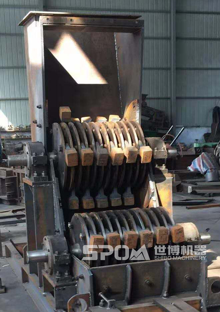 雙轉(zhuǎn)子甩錘式破碎機內(nèi)部結構 雙轉(zhuǎn)子甩錘式破碎機內(nèi)部結構