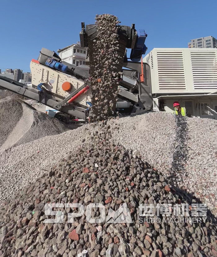 履帶式碎石機(jī)工作現(xiàn)場 履帶式碎石機(jī)工作現(xiàn)場