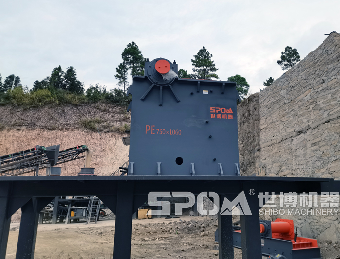 PE750-1060大顎破安裝在鋼架上 PE750-1060大顎破安裝在鋼架上