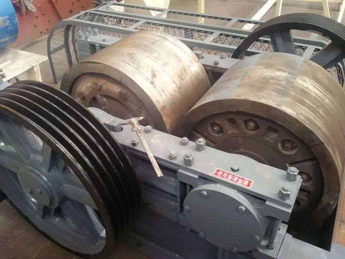 大型對(duì)輥破組裝現(xiàn)場(chǎng) 大型對(duì)輥破組裝現(xiàn)場(chǎng)