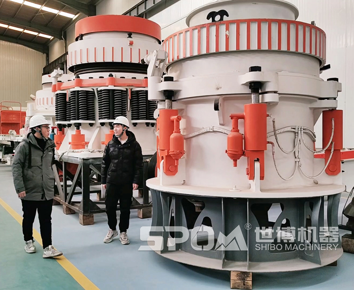 圓錐破碎機(jī)外觀 圓錐破碎機(jī)外觀